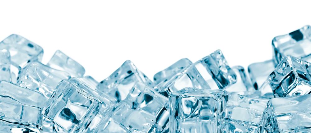 Glasklar müssen sie sein, um Drinks richtig zu kühlen und angemessen zu verwässern: perfekte Eiswürfel.