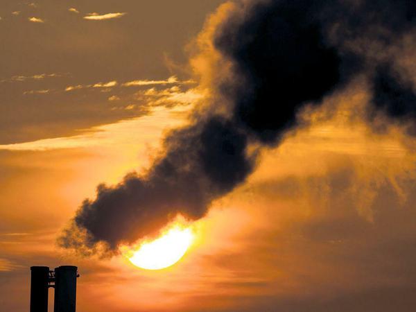 Der Emissionshandel legt fest, dass wer Treibhausgase emittiert, dafür Zertifikate beim Staat per Auktion erwerben muss.