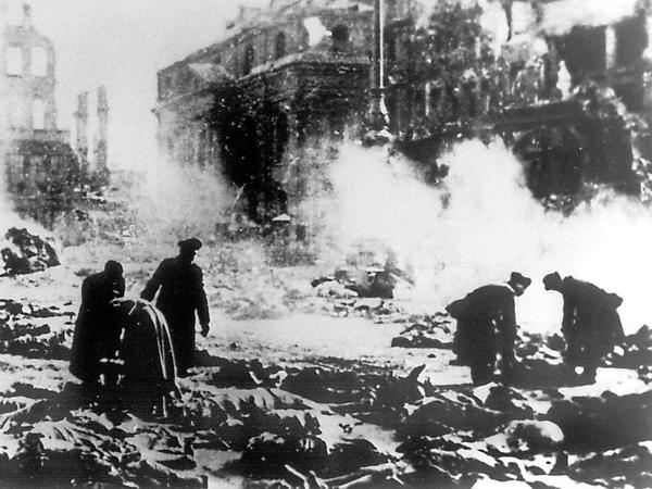 Bei den Bombenangriffen amerikanischer und britischer Flugzeuge auf Dresden am 13. und 14.02.1945 wurde die historische Innenstadt nahezu völlig zerstört. Bis zu 35 000 Menschen starben.