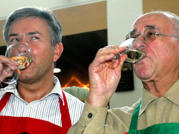 Klaus Wowereit (SPD, l), damals Regierender Bürgermeister von Berlin, und der Autor und Fernsehkoch Alfred Biolek probieren 2005 einen Weißwein.