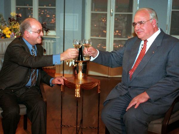 Der damalige Bundeskanzler Helmut Kohl (CDU, r) prostet 1996 in der Sendung "Boulevard Bio" Talkmaster Alfred Biolek zu.
