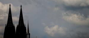 Wegen des langjährigen sexuellen Missbrauchs durch einen katholischen Priester muss das Erzbistum Köln einem Betroffenen ein Schmerzensgeld in Höhe von 300.000 Euro zahlen (Symbolbild).