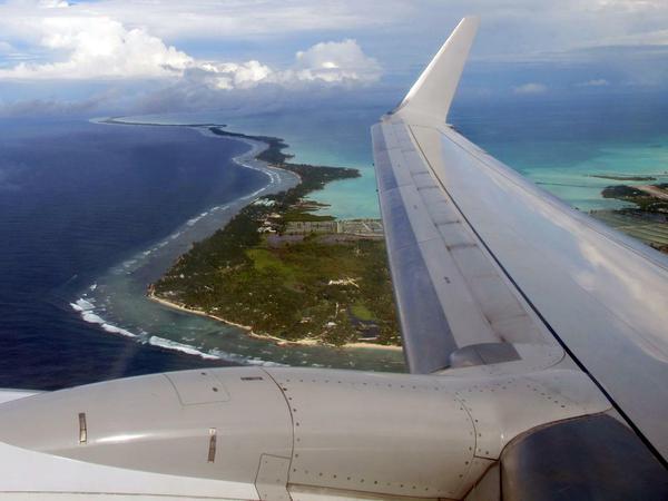 Die Luftaufnahme zeigt den Blick aufdie Hauptinsel des Pazifikstaates Kiribati.