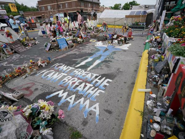 Blumen und Bilder sind an der Stelle, wo George Floyd von dem damaligen Minneapolis Polizisten Derek Chauvin getötet wurde, abgelegt.