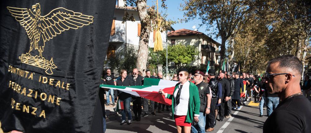Oktober 2022: Faschisten marschieren vor Mussolinis Grab.