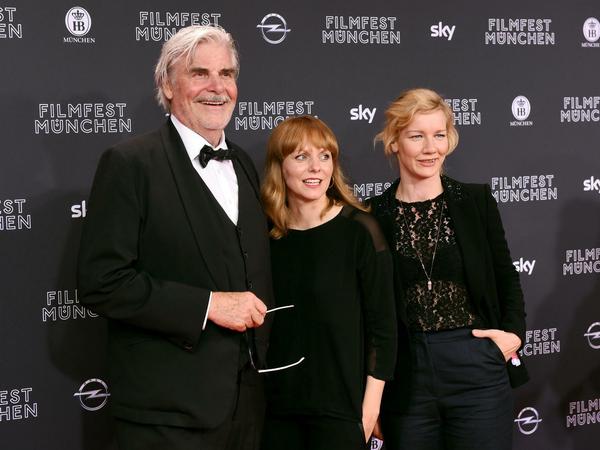 Der Schauspieler Peter Simonischek, Maren Ade und die Schauspielerin Sandra Hüller beim Filmfest München.
