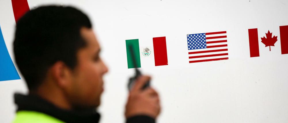 Die Flaggen von Mexiko, den USA und Kanada an einer Grenzkontrolle in Ciadad Juarez, Mexiko (Symbolbild)