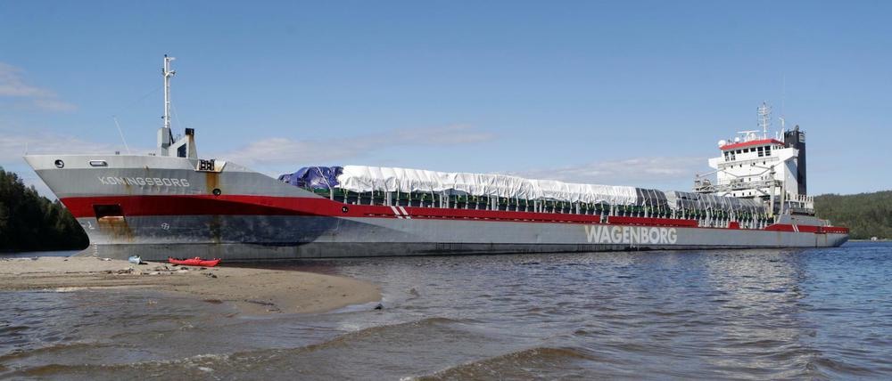 Ein rund 130 Meter langes Frachtschiff ist in Schweden mit Maschinenproblemen auf Grund gelaufen. 