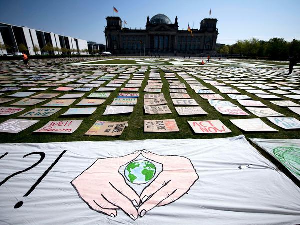 Protest während der Pandemie: Demonstranten legten am 24. April stellvertretend bemalte Schilder vor dem Reichstag in Berlin ab.