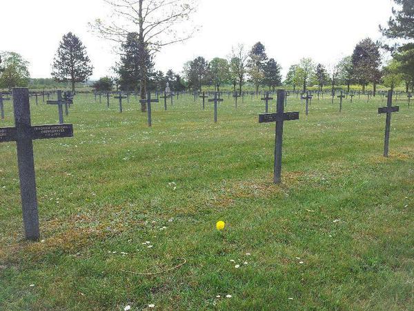 Auf dem deutschen Friedhof in Sissonne liegen 14694 gefallene Soldaten des Ersten Weltkriegs.