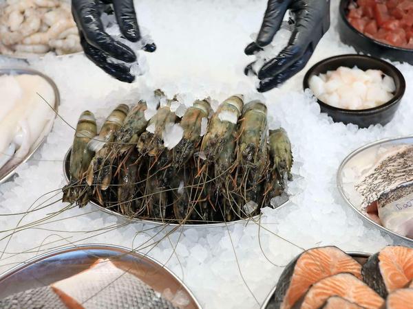 Meeresfrüchte auf Eis. Auch Garnelen und Austern sind im "Funky Fisch" im Angebot. 