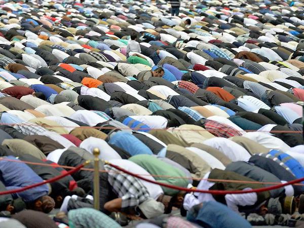 Das Gebet ist im Islam sehr körperbetont, oft ein Gemeinschaftserlebnis. Auf einige Europäer wirkt es deshalb befremdlich.