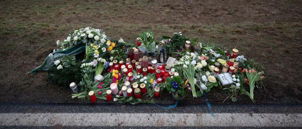 Blumen und Kerzen stehen an dem Tatort, an dem zwei Polizeibeamte bei einer Verkehrskontrolle erschossen wurden.