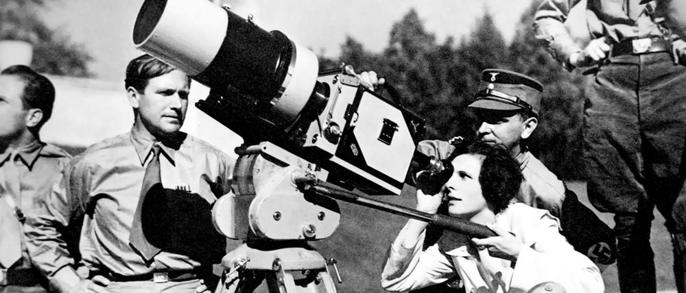 Hitlers Linse. Kameramann Sepp Allgeier (Zweiter von links) beobachtet Regisseurin Leni Riefenstahl.