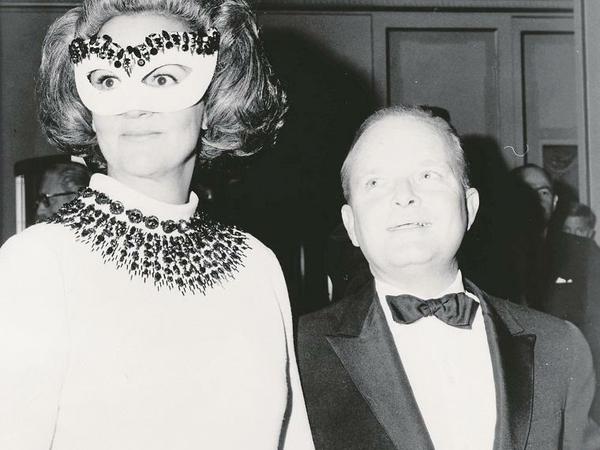 Graham mit Schriftstellerfreund Truman Capote, der eine legendäre Party für sie gab.