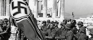 Akropolis. Deutsche Soldaten beim Hissen einer Hakenkreuz-Flagge. 