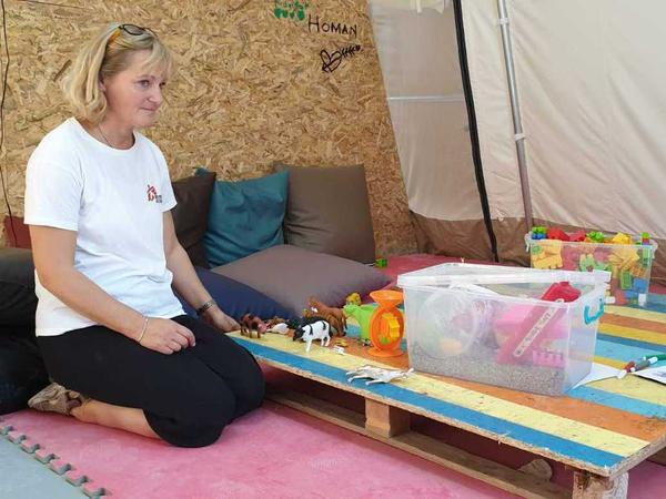 Katrin Glatz-Brubakk von "Ärzte ohne Grenzen" ist die einzige Kinderpsychologin fürs Camp voll traumatisierter Kinder.