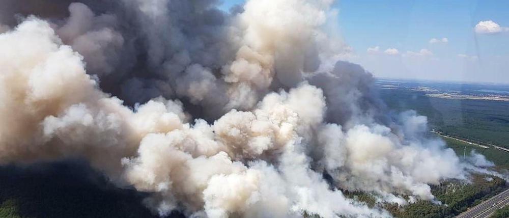 Am Donnerstagnachmittag brennen 90 Hektar Wald zwischen Dreieck Potsdam und Fichtenwalde.