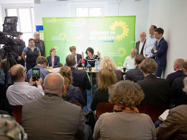 Daniel Wesener und Bettina Jarasch, Landesvorsitzende der Berliner Grünen, stellen den Bericht zum Umgang der eigenen Partei mit dem Thema Pädophilie vor.