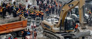 Rettungskräfte entfernen Schutt und Trümmerteile eines mehrstöckigen Gebäudes, das am 06.02.2019 eingestürzt war. 