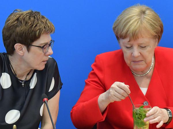 Die Uhr tickt. Dass Angela Merkel den Weg ins Kanzleramt vorzeitig freimacht, glaubt inzwischen niemand mehr. Doch je länger AKK warten muss, desto mehr nutzt sie sich ab.