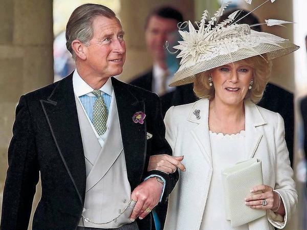 Zu ihrer standesamtlichen Trauung mit Prince Charles trug Camilla einen Hut mit Blumen aus Sachsen.