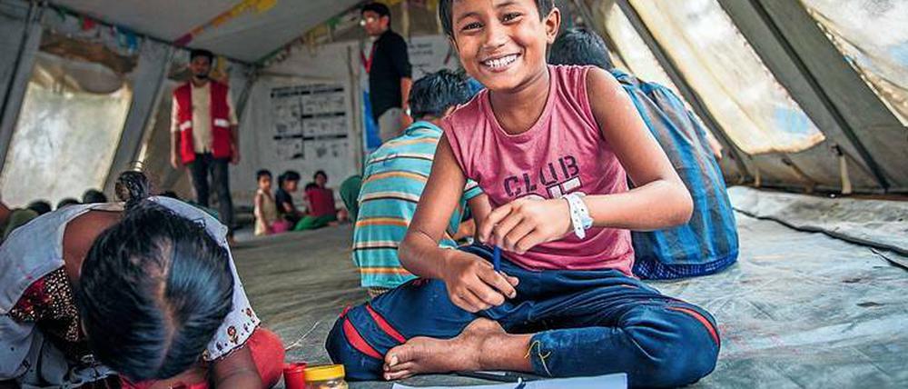 „Kinderfreundliche Räume“, wie hier in Bangladesch, vermitteln ein Gefühl von Normalität und Geborgenheit. Dort können die Jungen und Mädchen spielen, basteln oder in Ruhe lernen.