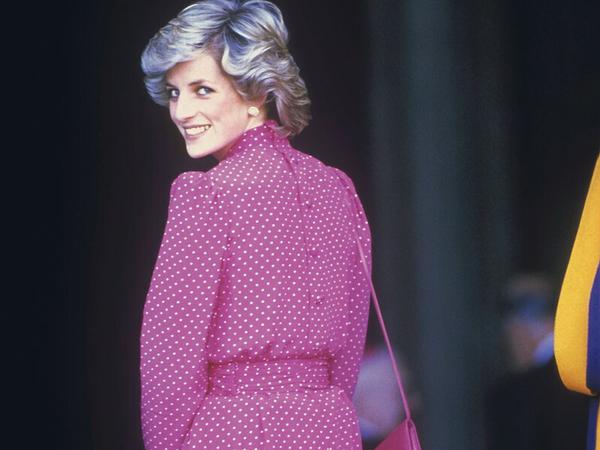 Lady Di besuchte 1985 in einem purpurfarbenen Kleid den Vatikan in Rom. Sie stimmte ihre Kleidung immer genau auf den Anlass ab.
