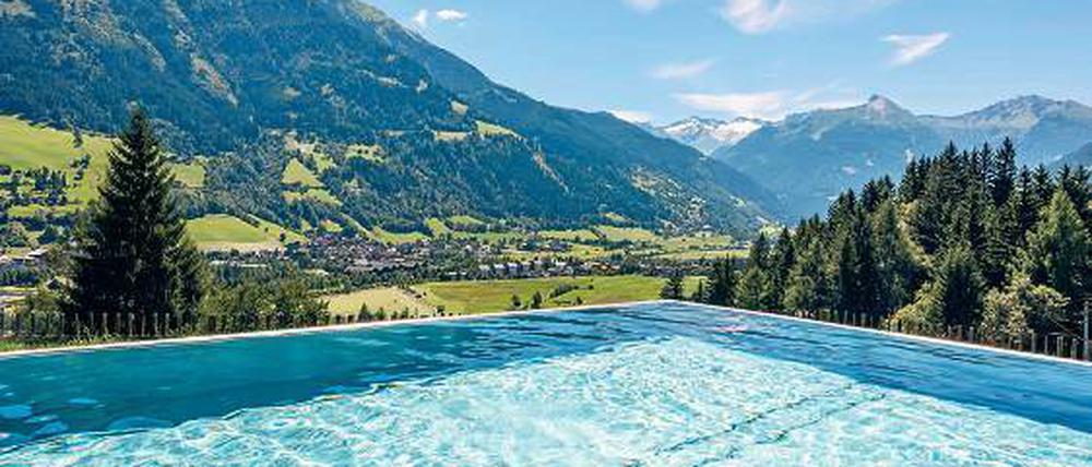 Vom Becken in die Berge gucken: Das Goldberg Hotel in Bad Hofgastein bietet seinen Gästen dieses Extra.