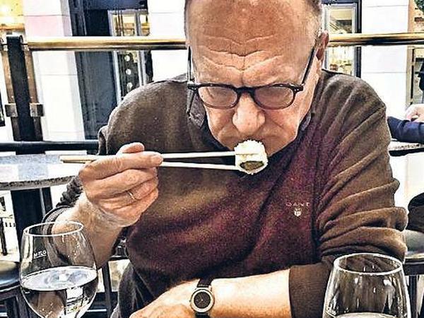 Restaurantkritiker Bernd Matthies probiert Maki in der "Feinschmeckeretage" im KaDeWe.