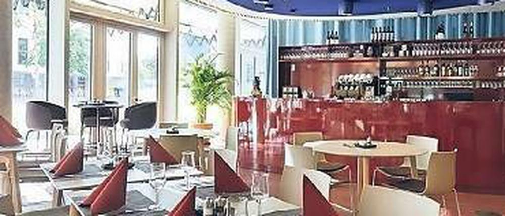 Speisen im Bar-Ambiente. Das Restaurant "Rossi" im gleichnamigen Hotel in Berlin-Mitte. 