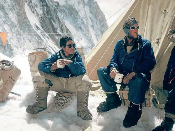 Gipfelstürmer. Gestärkt von einer himalajischen Hühner-Nudelsuppe bezwangen Edmund Hillary und Tenzing Norgay 1953 als erste Bergsteiger den Mount Everest.