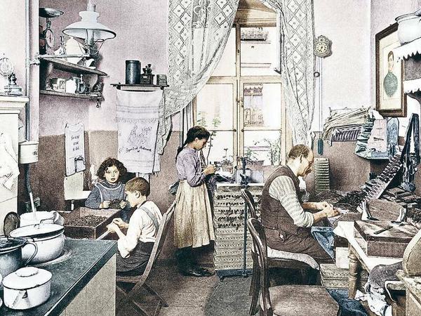 Werkstatt. In dieser Kreuzberger Küche von 1910 wurden Zigarren gerollt. An der Heimarbeit waren, wie auf diesem kolorierten Foto, oft auch die Kinder beteiligt.
