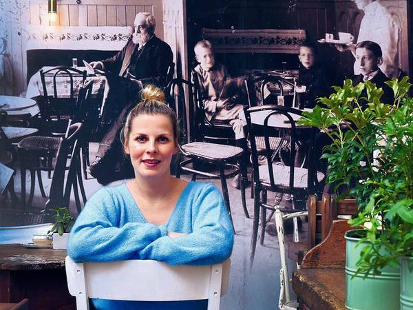 Damals und heute. In Johanna Behrends Café „Verzuckert“ ist der Ururgroßvater in seinem ersten Café an der Wand zu sehen.