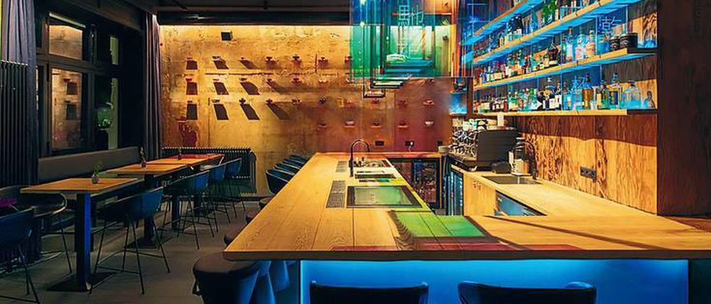 Dunkle Wände, beleuchtete Bar: Das Izakaya-Restaurant "The Catch" in Charlottenburg
