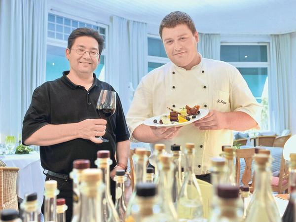 Dieses Duo steht für Genuss: Inhaber und Gastgeber Adi König (l.) und Küchenchef Raik Zeigner, der den Stern fürs Restaurant auch im 25. Jahr hält.