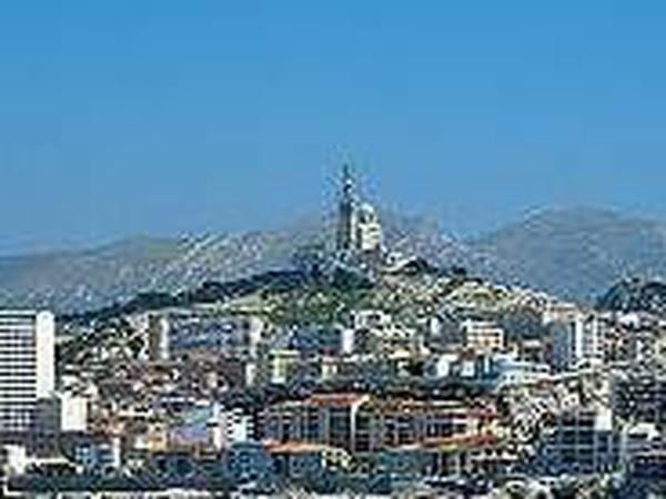 Marseille mit seinem Wahrzeichen, der Kirche Notre Dame de la Garde.