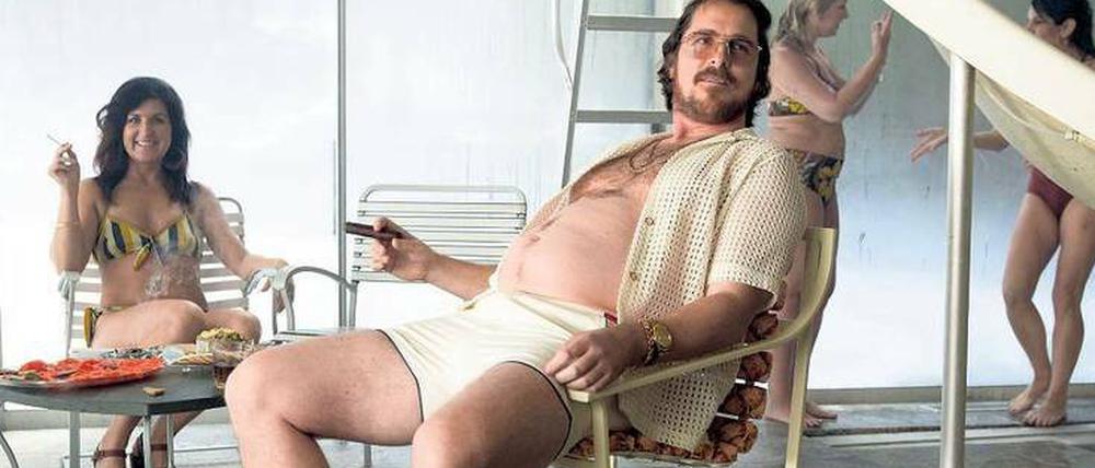 Knuddelig. Christian Bale zeigt seine Pracht in „American Hustle“.