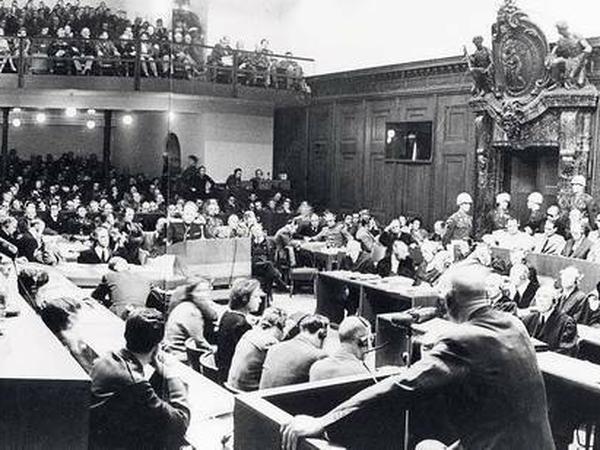 Nürnberger Hauptkriegsverbrecherprozess 1945. Erwin Lahousen steht im mit dem Rücken zur Kamera im Zeugenstand.