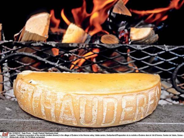 Stilecht: Im Wallis wird der Käse traditionell am offenen Feuer geschmolzen.