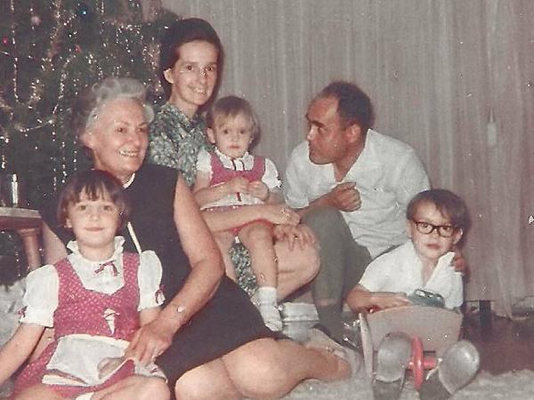 Deutsch-brasilianische Weihnacht: Sabine Hueck, 5 (links) im Arm ihrer Oma