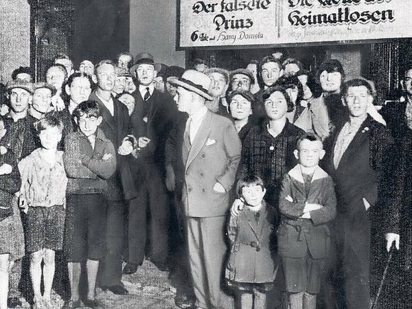 In Berlin-Moabit eröffnete Domela (Bildmitte im hellen Anzug) 1929 ein Kino. Drei Monate lang lief dort täglich der Film „Der falsche Prinz“ mit ihm in der Hauptrolle.