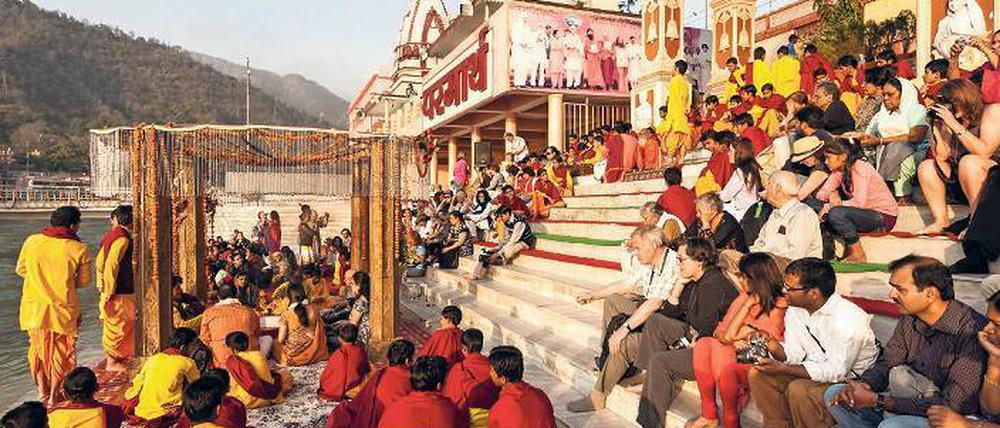 Lebensader Ganges. Pilger in Rishikesh bereiten das Aarti-Ritual vor.