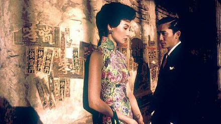 "In the Mood for Love". In Wong Kar-Wais Film finden Chow (Tony Leung) und Li-zhen (Maggie Cheung) zueinander.