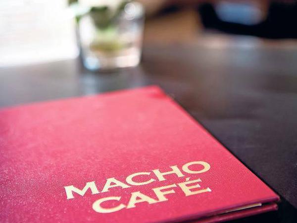Künstlercafé. Die originelle Gestaltung der deutsch-orientalischen Speisekarte war wichtiger als der Businessplan fürs "Macho". 