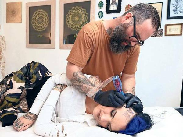 Im Charlottenburger Studio „Autark Digital Tattooing“ verhilft Carlos seiner 31-jährigen Kundin zu einem neuen, permanenten Kunstwerk.