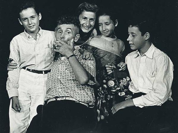 Der Familienmensch. Guthrie 1960 mit seiner zweiten Frau Marjorie und den Kindern (v.l.n.r.) Joady, Nora und Arlo.