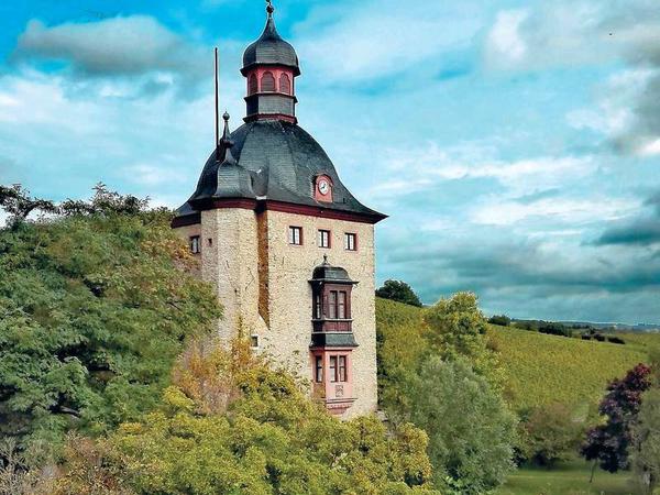 Wein und Stein. Der Wohnturm aus dem 14. Jahrhundert ist das Wahrzeichen von Schloss Vollrads.