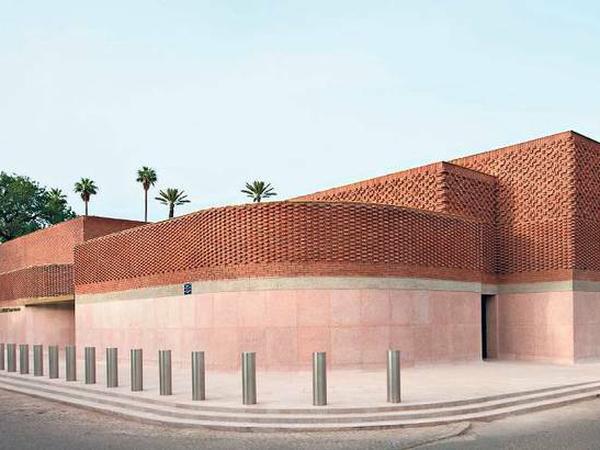 Das neue Museum über Saint Laurent ist aus Terrakottaziegeln errichtet und besitzt, wie viele marokkanische Häuser, keine Fassadenfenster.
