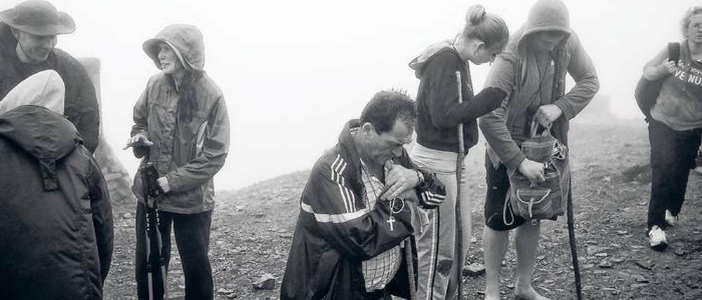 Irland. Pilger haben den Gipfel des Bergs Croagh Patrick an der Westküste erreicht.